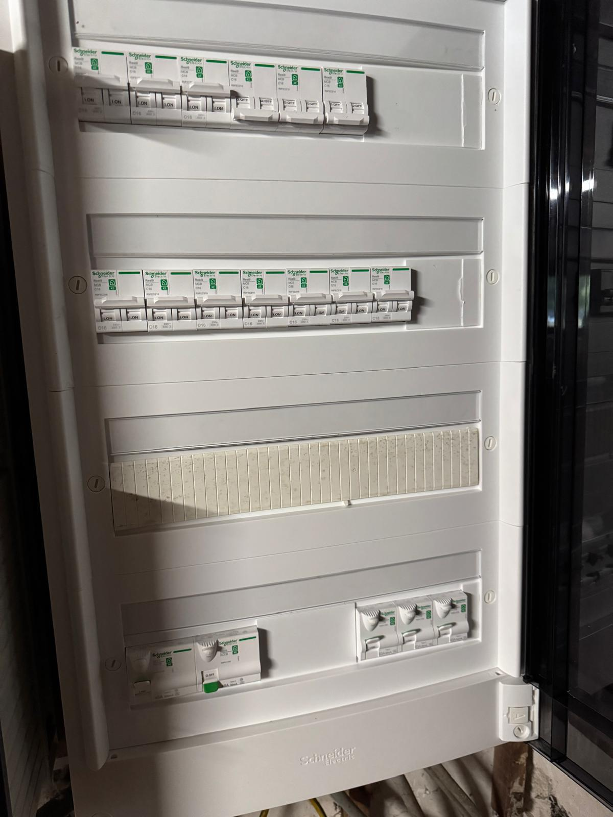 Nieuwe Schneider zekeringkast na renovatie door Ken-Tech